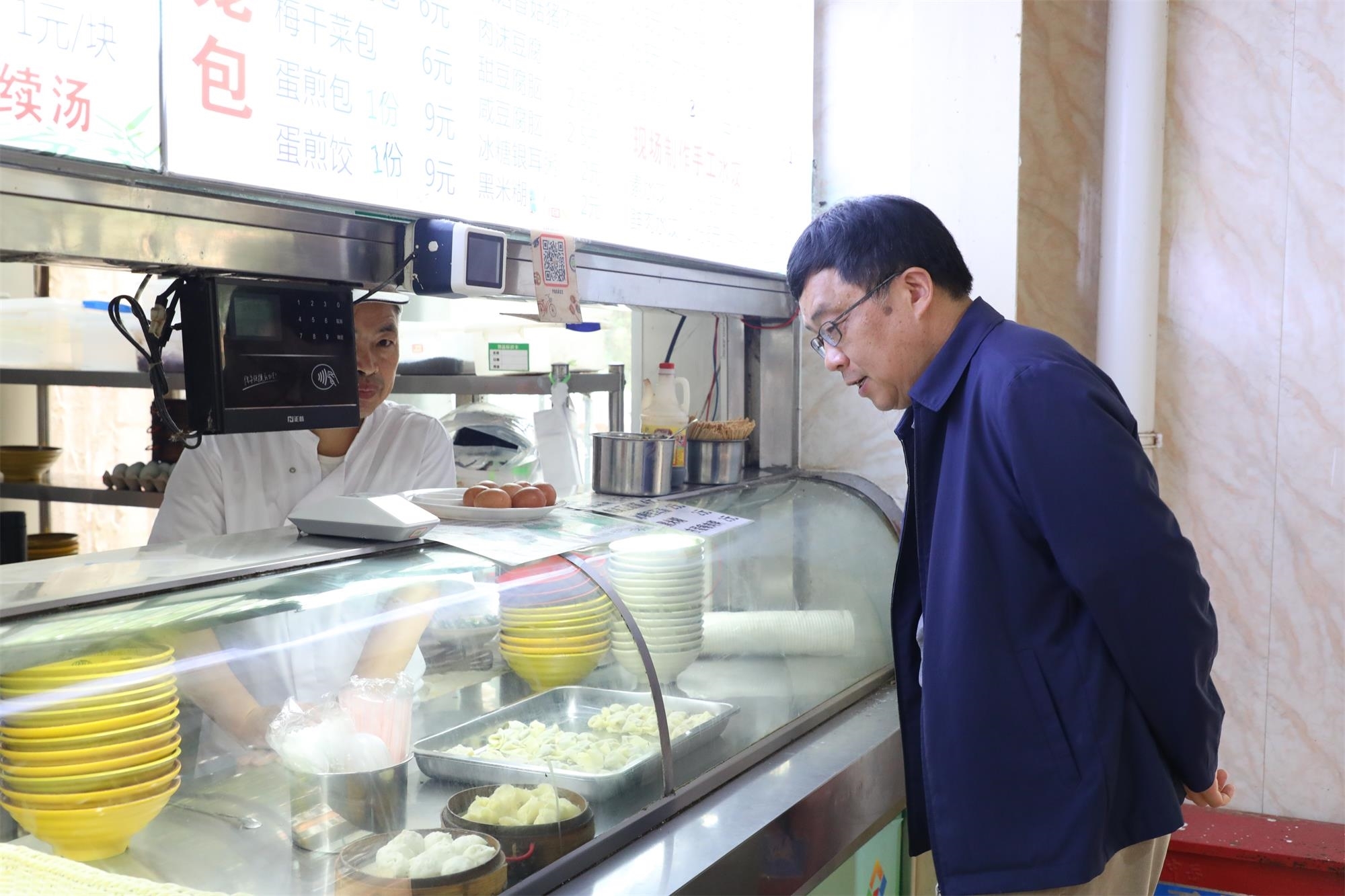 1.察看档口经营场所卫生.JPG 1.察看档口经营场所卫生.JPG